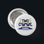 Zwei Coole Jungen 2. Geburtstag Button<br><div class="desc">Feiern Sie stilvoll mit diesen lustigen und sehr trendigen 2. Geburtstagsknöpfen. Das Design lässt sich leicht mit Ihrer speziellen Veranstaltungssprache personalisieren und Ihre Gäste werden begeistert sein,  wenn sie diese fantastischen Buttons sehen. Matching-Elemente finden Sie in der Auflistung.</div>