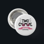 Zwei Coole Mädchen 2. Geburtstag Button<br><div class="desc">Feiern Sie stilvoll mit diesen lustigen und sehr trendigen 2. Geburtstagsknöpfen. Das Design lässt sich leicht mit Ihrer speziellen Veranstaltungssprache personalisieren und Ihre Gäste werden begeistert sein,  wenn sie diese fantastischen Buttons sehen. Matching-Elemente finden Sie in der Auflistung.</div>