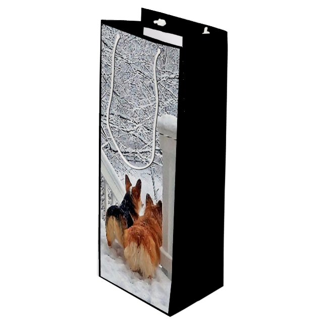 Zwei Corgis im Winter Geschenktüte Für Weinflaschen (Vorderseite Schrägansicht)