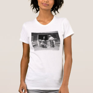 Zwei Cowboys stehend nahe bei einer Scheune mit T-Shirt