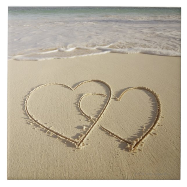 Zwei darüberliegende Herzen gezeichnet auf dem Fliese (Vorderseite)