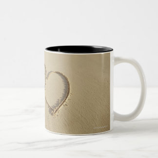 Zwei darüberliegende Herzen gezeichnet auf dem Zweifarbige Tasse