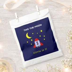 Zwei der 2. Geburtstagsrocketschiff-Weltraumthemen Geschenktütchen