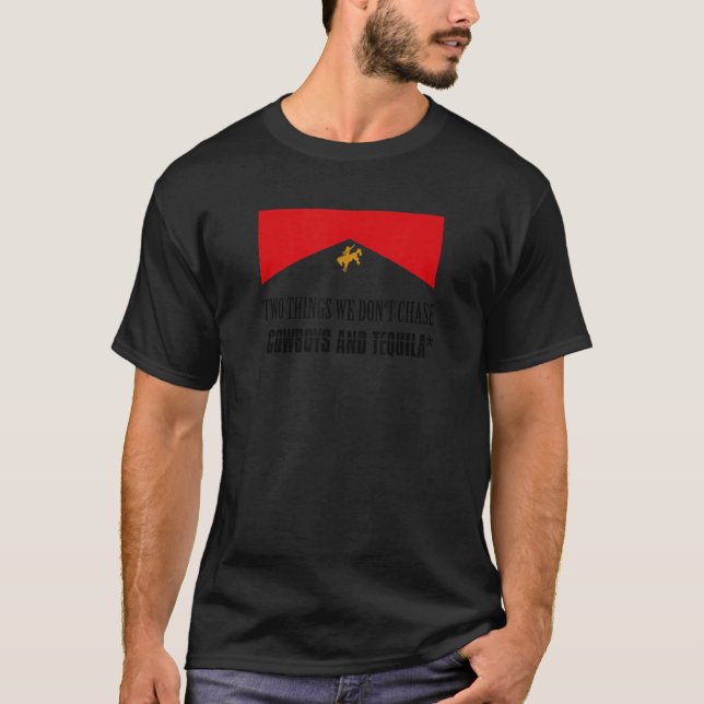 Zwei Dinge jagen wir nicht Cowboys und Tequila Rod T-Shirt (Vorderseite)