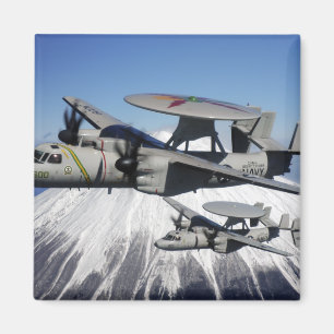 Zwei E-2C-Hawkeyys führen einen Flyby Magnet