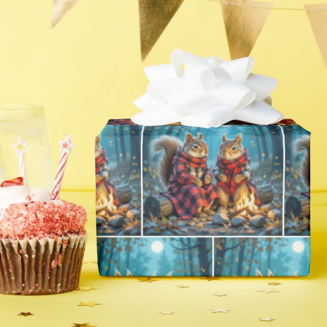 Zwei Eichhörnchen genießen ein Herbstfeuer Geschenkpapier (Geburtstagsparty)
