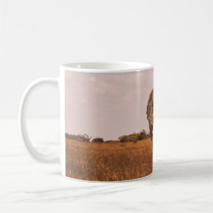 ZWEI ELEFANTEN, DIE AUF EINEM GRASS GEDECKTEN BODE KAFFEETASSE