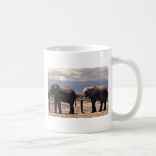 Zwei Elefanten, die in Folge gehen Tasse