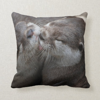 Zwei entzückende Otter Kissen