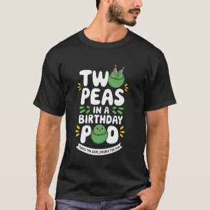 Zwei Erbsen in einem Geburtstagsschoten-Zwilling-H T-Shirt