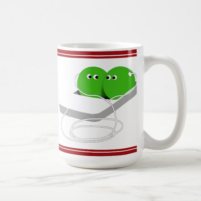 Zwei Erbsen in einem Pod Kaffeetasse (Rechts)
