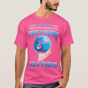 Zwei Flügel und ein flammender Bowling T-Shirt