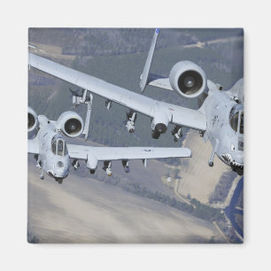 Zwei Flugzeuge A-10C Thunderbolt II fliegen in Magnet