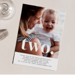 Zwei Fotos erste Einladung zum Geburtstag<br><div class="desc">Eine Einladung zum zweiten Geburtstag mit einem eigenen Foto und den Worten "zwei" über der Spitze.</div>
