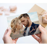 Zwei Fotos | Imitate Rose Gold Script Save the Dat Ankündigungspostkarte<br><div class="desc">Diese skurrile und elegante Save the Date Postkarte bietet zwei Ihrer liebsten persönlichen Fotos, mit trendigen Imitate Rose gold handgeschriebene Skripte. Auf der Rückseite befindet sich ein zweites Foto mit einem durchsichtigen Overlay, und weitere Details und Informationen zur Hochzeit. Ein schlichtes und modernes Design, das perfekt zu Ihrem Stil passt!...</div>