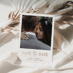 Zwei Fotos | Rose Gold Save the Date Foil Card Folieneinladung<br><div class="desc">Diese einfache und elegante Rose Gold-Folie Hochzeit speichern die Dattelkarte mit Ihrem persönlichen Foto auf der Vorderseite,  mit einer Mischung aus modernen handgeschriebenen Skripten und fett Serifentext in Rose Gold. Für ein zusätzliches Foto auf der Rückseite und weitere Details zur Hochzeit ist Platz.</div>