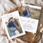 Zwei Fotos Save the Date Elegant Minimalistisch<br><div class="desc">Hochzeit Speichern Sie die Datumskarten,  die ein Foto auf der Vorder- und Rückseite haben (zwei Foto). Die Save the Date-Karten enthalten eine moderne,  handgeschriebene,  kursive Schriftzeichen-Typografie,  die elegant,  einfach und modern nach einem einfachen Hochzeitstag-Fest zu verwenden sind.</div>
