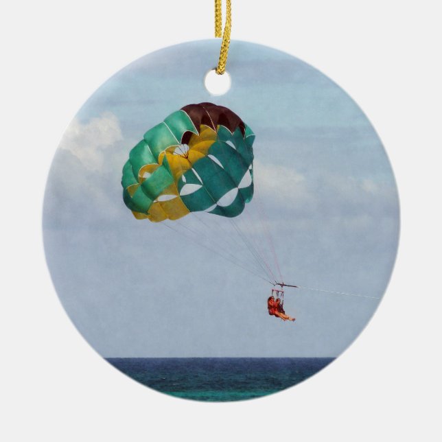 Zwei Frauen auf den Bahamas parasailing Keramikornament (Vorne)