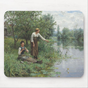 Zwei Frauen beim Fischen auf dem Gras am Fluss Mousepad
