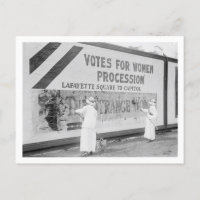 Zwei Frauen bereiten 1914 ein Poster vor