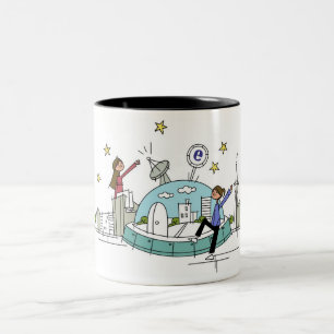 Zwei Frauen, die auf eine Stadt sitzen Zweifarbige Tasse