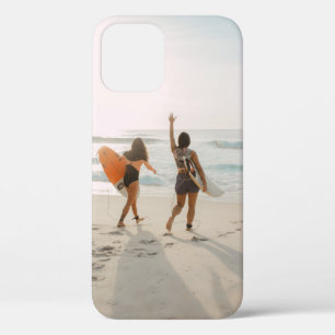 Zwei Frauen, die zum Ozean laufen und surfen Case-Mate iPhone Hülle