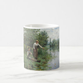 Zwei Frauen fischen auf dem Gras am Fluss Kaffeetasse