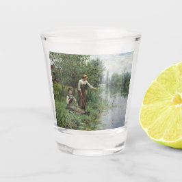 Zwei Frauen fischen auf dem Gras am Fluss Schnapsglas