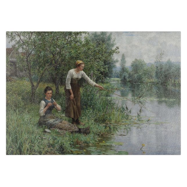 Zwei Frauen fischen auf dem Gras am Fluss Schneidebrett (Vorderseite)