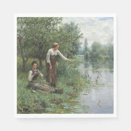 Zwei Frauen fischen auf dem Gras am Fluss Serviette