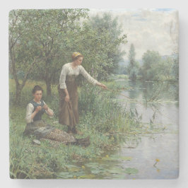 Zwei Frauen fischen auf dem Gras am Fluss Steinuntersetzer