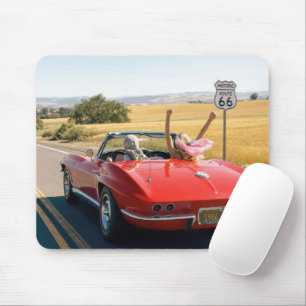 Zwei Frauen in einem roten Corvette 1966 auf der R Mousepad