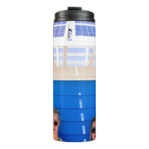 Zwei Frauen machen Selbstfotografie Thermosbecher