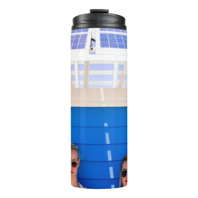 Zwei Frauen machen Selbstfotografie Thermosbecher (Vorderseite)