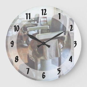 Zwei Friseurstühle Große Wanduhr