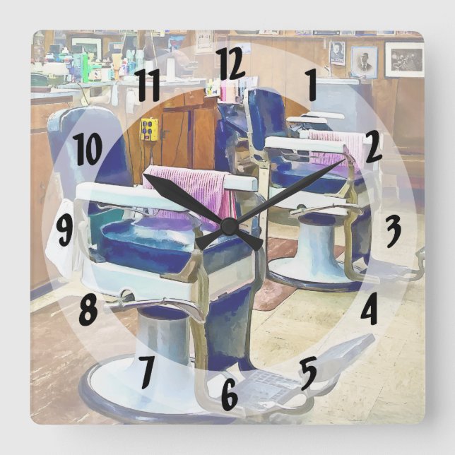 Zwei Frisierstühle mit rosa gestreiften Quadratische Wanduhr (Vorderseite)