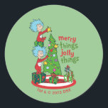 Zwei fröhliche Dinge, die sich in den Jolly-Dingen Runder Aufkleber<br><div class="desc">Dr. Seuss Cat im Hut | Das eine ist das Zweite | Sei fröhliche Dinge und fröhliche Dinge mit Ding One and Thing Two,  die einen Weihnachtsbaum schmücken!</div>