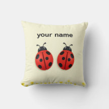 Zwei fröhliche Ladybugs auf einem gelben Hintergru