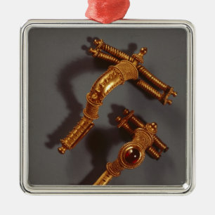 Zwei gebogene Broschen, von Hassleben, Thüringen Ornament Aus Metall