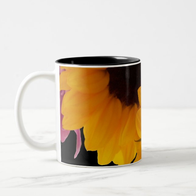 Zwei gelbe Sonnenblumen Zweifarbige Tasse (Links)
