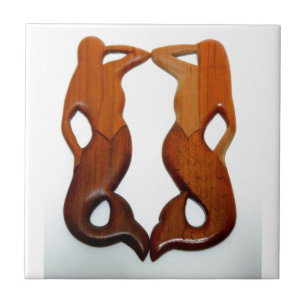 zwei geschnitzte Holzmädchen Fliese