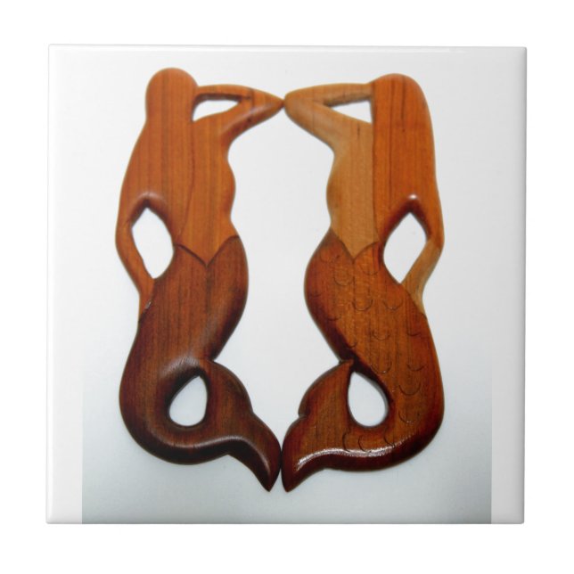 zwei geschnitzte Holzmädchen Fliese (Vorderseite)