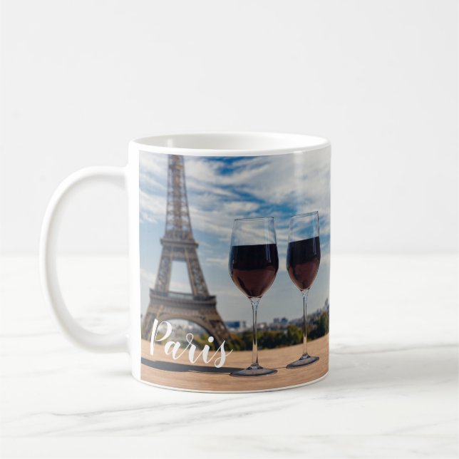 Zwei Glas Wein mit Eiffelturm Kaffeetasse (Links)