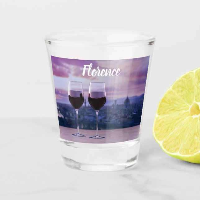 Zwei Gläser Rotwein auf der Silhouette von Florenz (Vorderseite)
