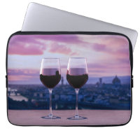 Zwei Gläser Rotwein auf der Silhouette von Florenz