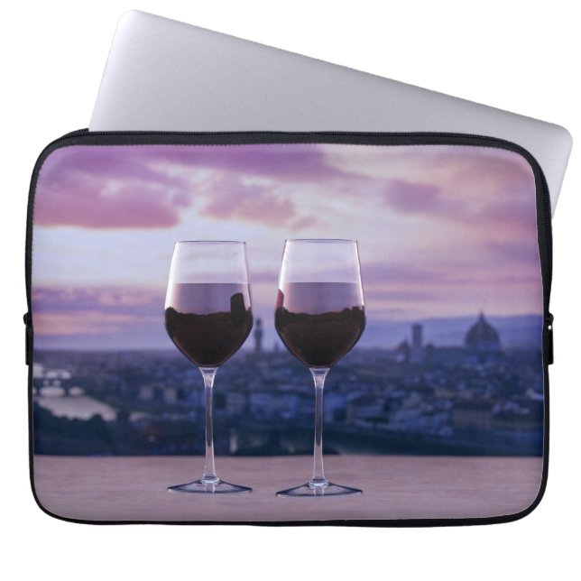 Zwei Gläser Rotwein auf der Silhouette von Florenz Laptopschutzhülle (Vorderseite)