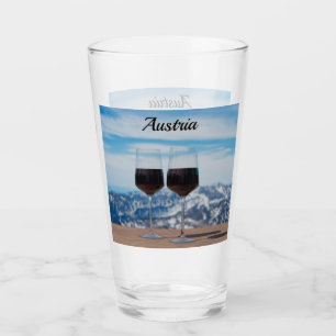 Zwei Gläser Rotwein gegen Berge