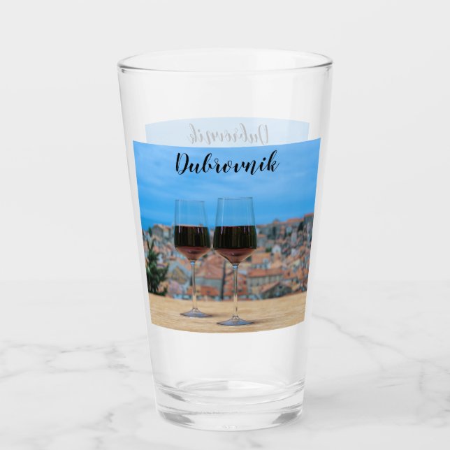 Zwei Gläser Rotwein mit Blick auf Dubrovnik (Vorderseite)