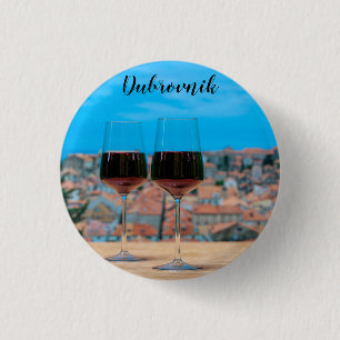 Zwei Gläser Rotwein mit Blick auf Dubrovnik Button