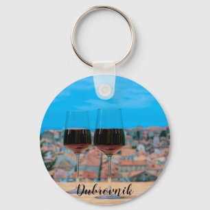 Zwei Gläser Rotwein mit Blick auf Dubrovnik Coa Schlüsselanhänger